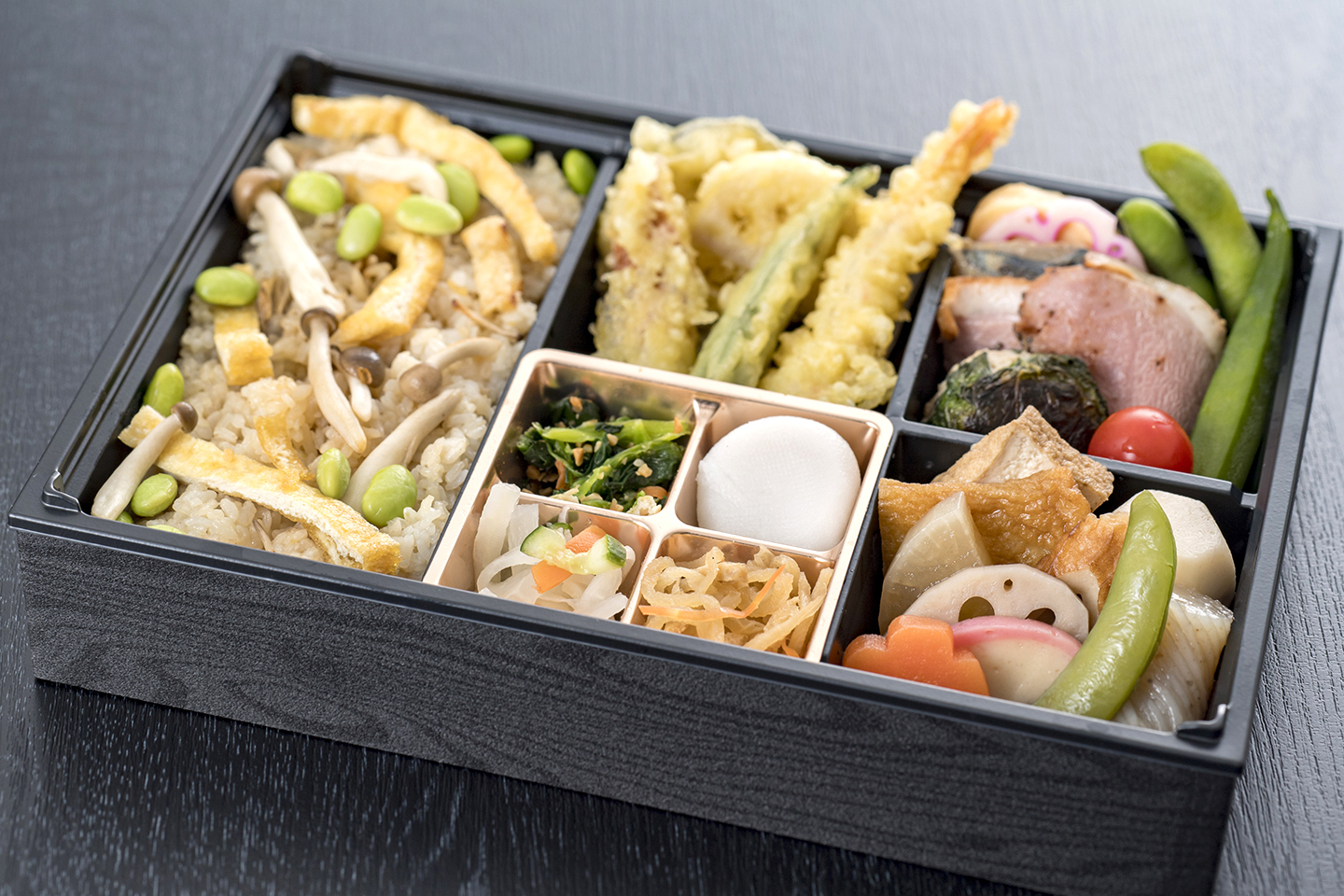 彩弁当　本日の炊き込みご飯（お茶付き）